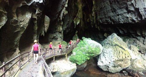 Khám phá hang Tối sau khi trải nghiệm zipline qua sông Chày (Quảng Bình)